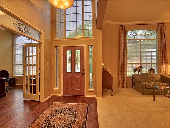 2nd image of 909 Lochmoor Ln