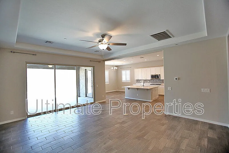 4 bed, 2.5 bath, 2510 sqft, $2,995 — Photo 4