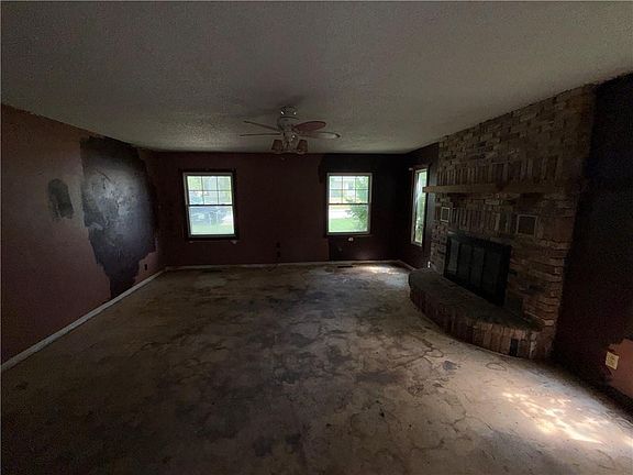 5th image of 403 Montrey St