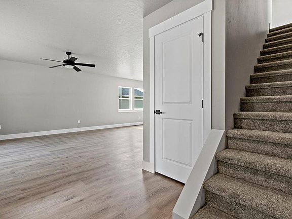 Entry way (photo similar)