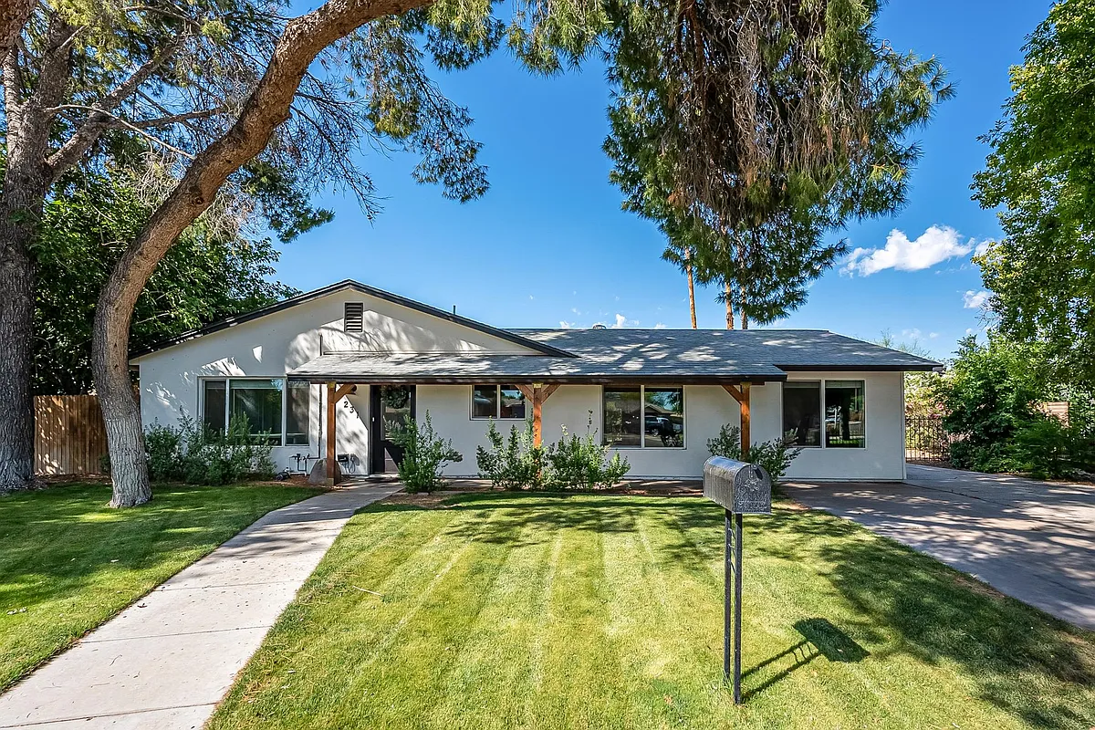 Building Photo - 231 E Sesame Cir