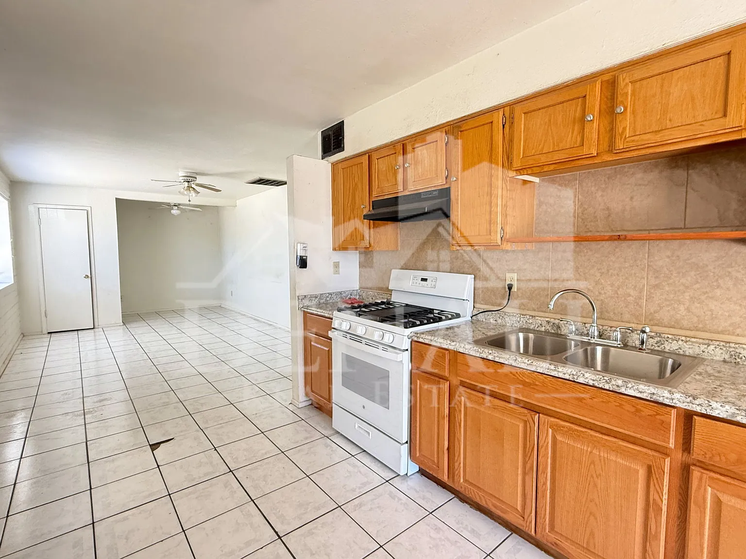 3 bed, 1.0 bath, 910 sqft, $1,595 — Photo 2