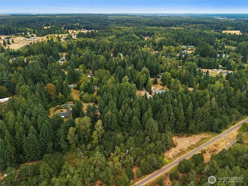 2nd image of 823 Tipsoo Loop S