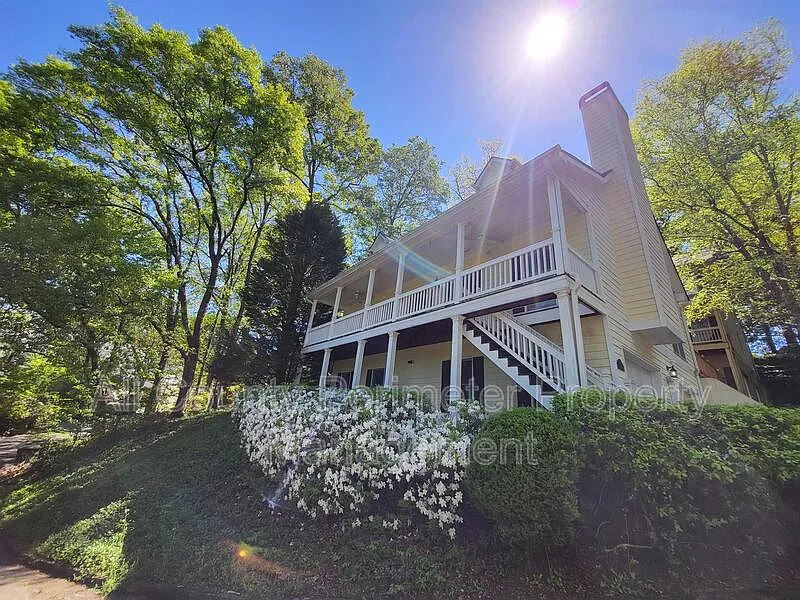 4 bed, 3.5 bath, 2600 sqft, $3,745 — Photo 2