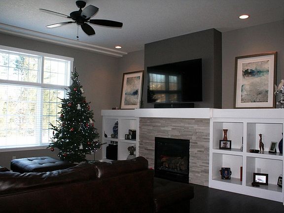 LR w/ gas fp & built ins