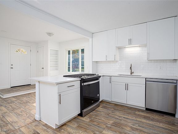 3rd image of 126 Parkwood Ave