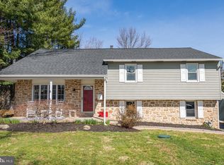 517 Manor House Ln, Willow Grove, PA 19090