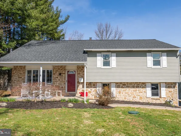 517 Manor House Ln, Willow Grove, PA 19090