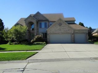 19312 Lakeland Dr, Macomb, MI 48044
