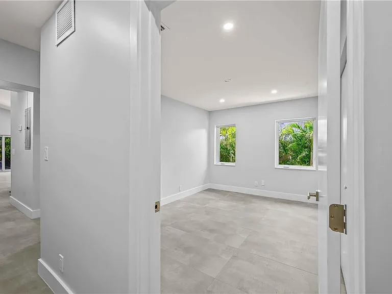 828 NE 17th Way #1 — Photo 18