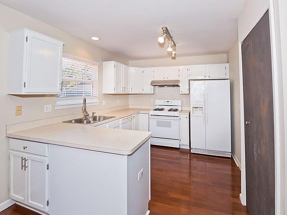 3rd image of 907 Hoffman Ave