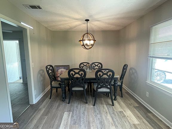 3rd image of 912 Jungle Rd