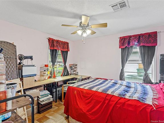 4th image of 136 Irving St