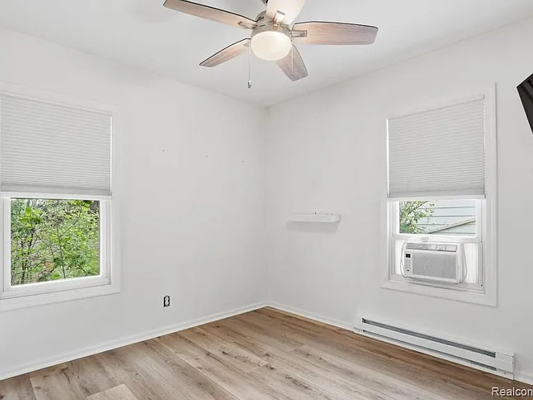 2101 Knollwood St — Photo 10