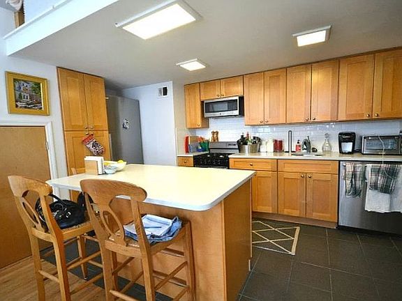 4th image of 117 E 11th St APT 4A