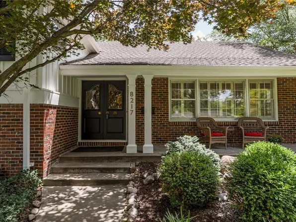8217 Dearborn Dr, Prairie Village, KS 66208