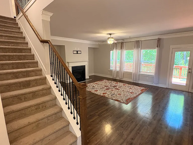 370 Crestbrook Ln — Photo 4