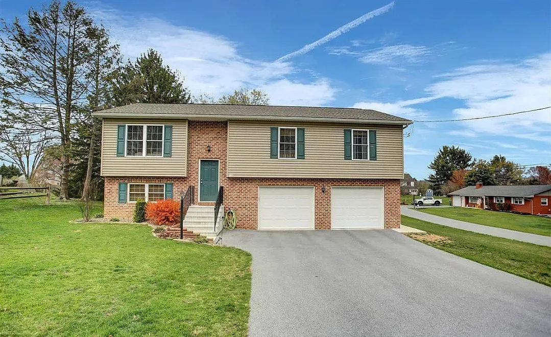 3 bed, 2.5 bath, 1725 sqft, $2,100 — Photo 1