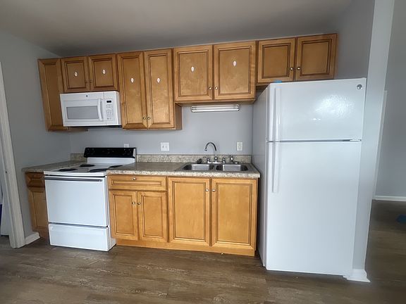 3rd image of 3306 Chesapeake Cir