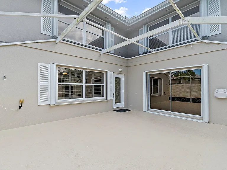 2406 SW Danbury Ln — Photo 31