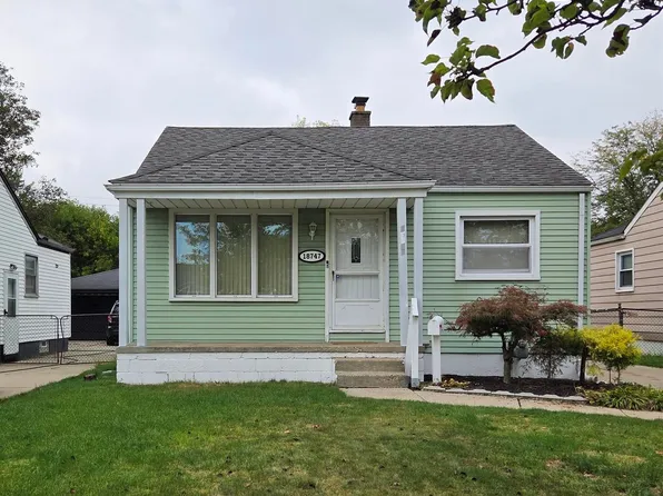18747 Woodland St, Harper Woods, MI 48225