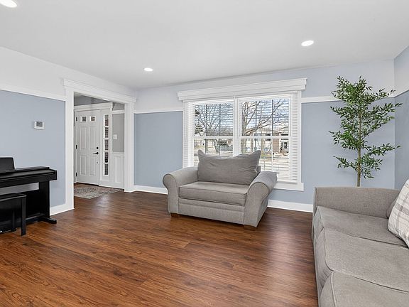 3rd image of 1542 Castlewood Dr
