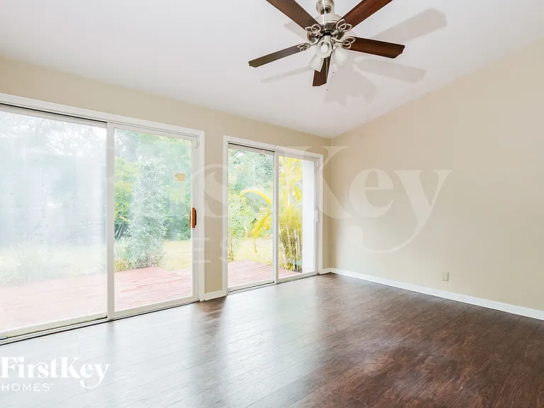 520 Whispering Oak Ln — Photo 7