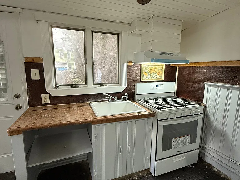 933 Beatty St — Photo 8