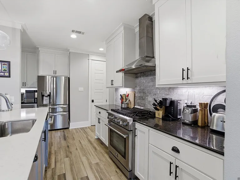 421 Saint Thomas Ln — Photo 8