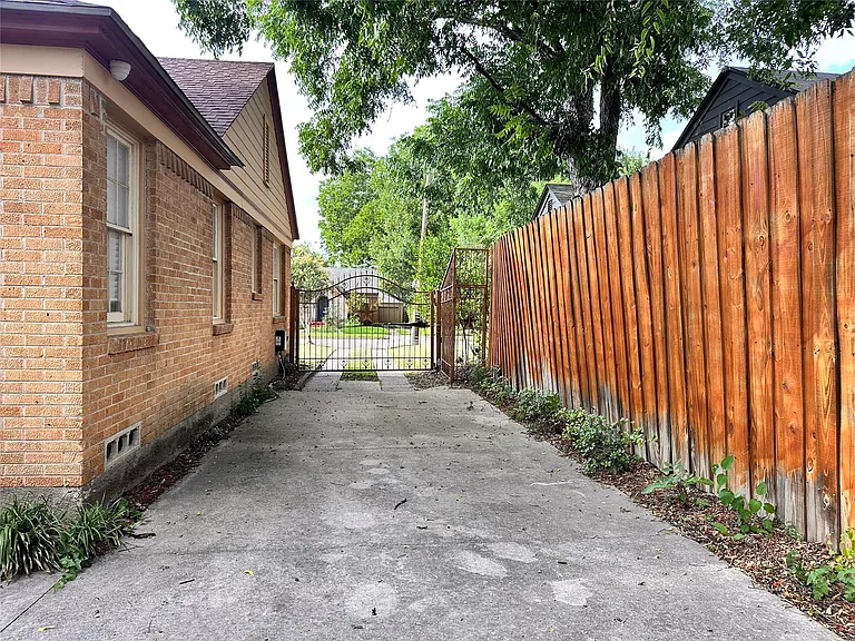 2222 Carnes St — Photo 32