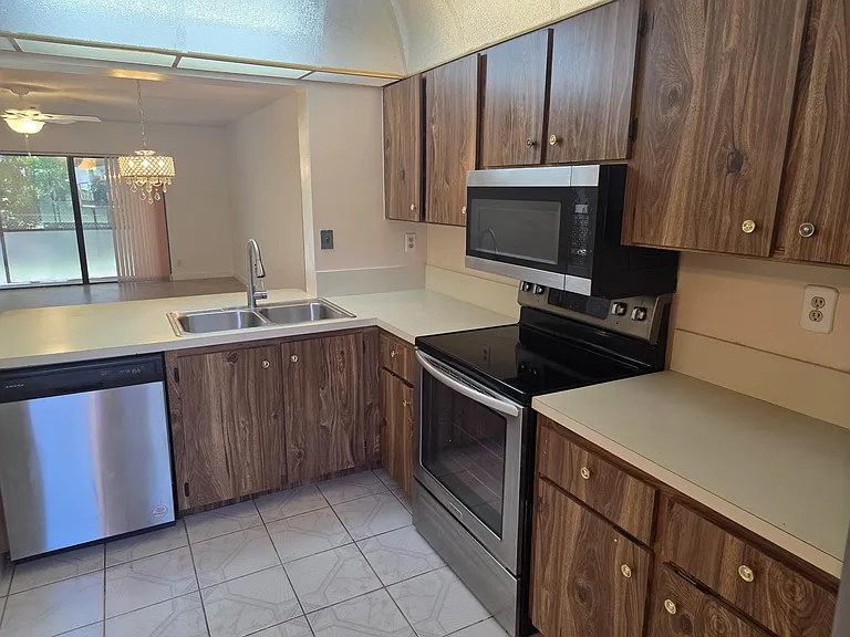 170 SE 7th St #301 — Photo 5
