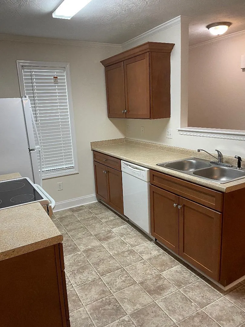 2 bed, 2.0 bath, 1100 sqft, $1,350 — Photo 2