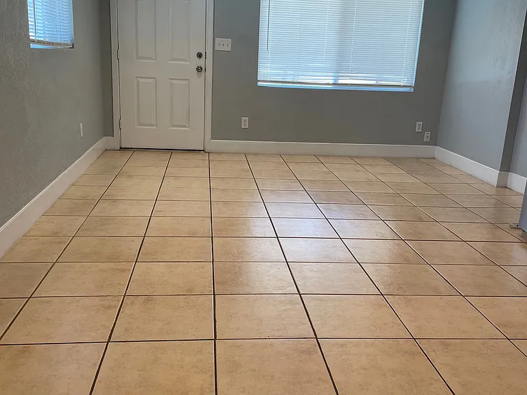1050 E Fairmount Ave #10 — Photo 2