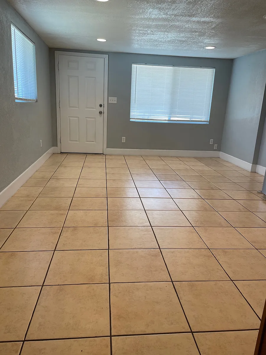 Building Photo - 1050 E Fairmount Ave #10