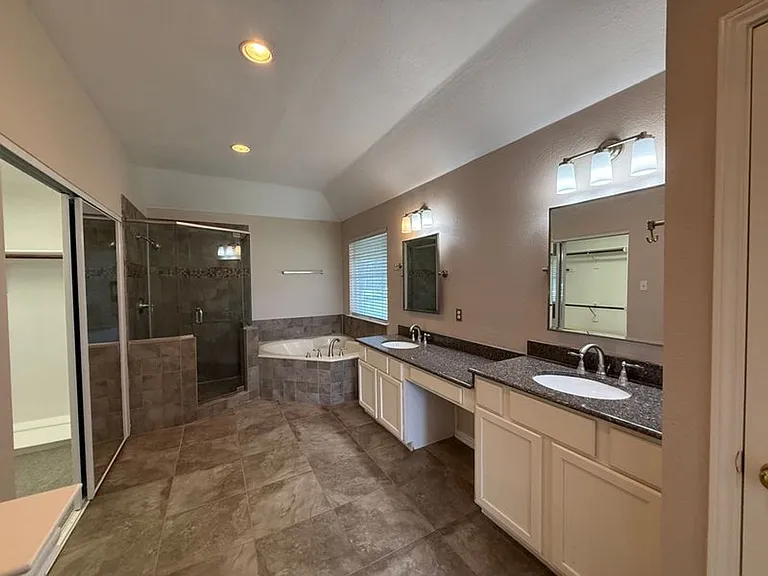 2321 Flanders Ln — Photo 9