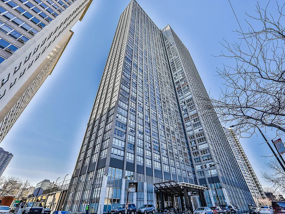 655 W Irving Park Rd #3804