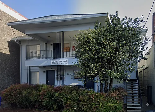 1311 NE Davis St Photo 1