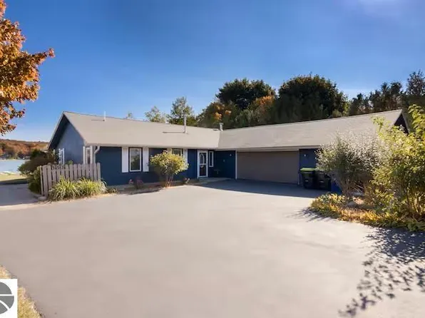 553 S Lake Shore Dr, Lake Leelanau MI