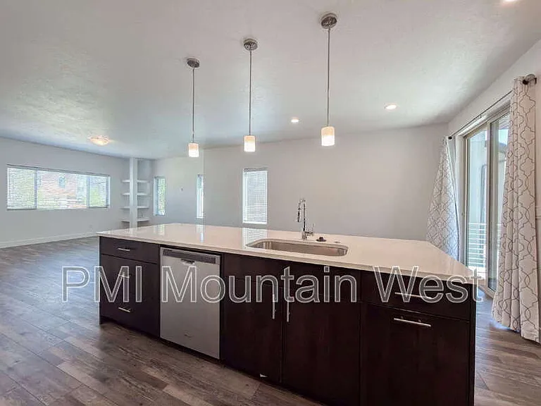 506 W 2200 N — Photo 16