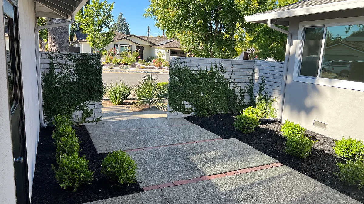 Courtyard - 1486 Ormsby Dr