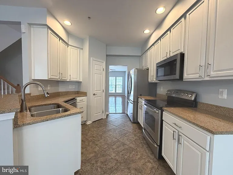 2911 Lomond Pl — Photo 3