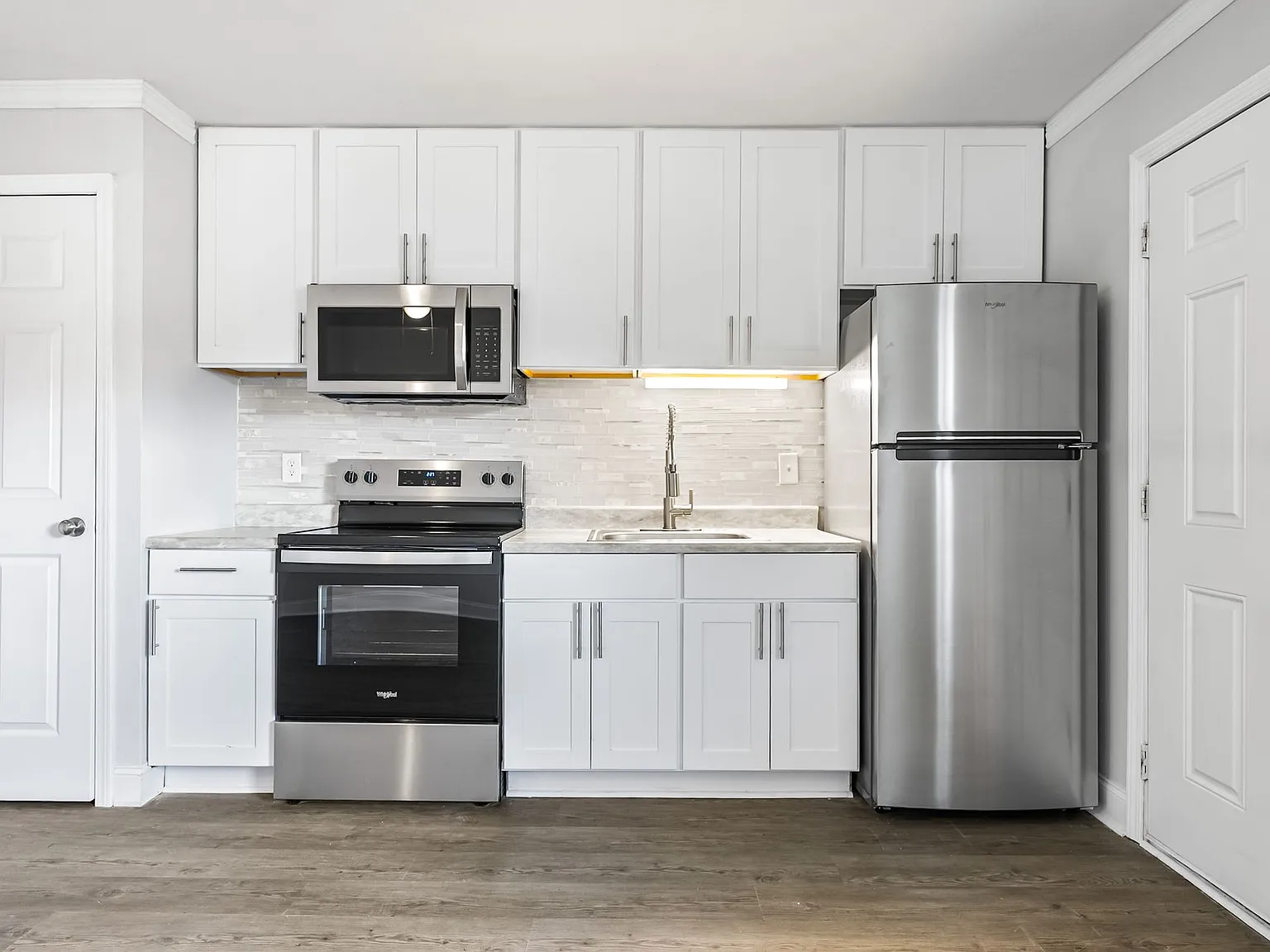 Edgewater Apartments — Photo 2
