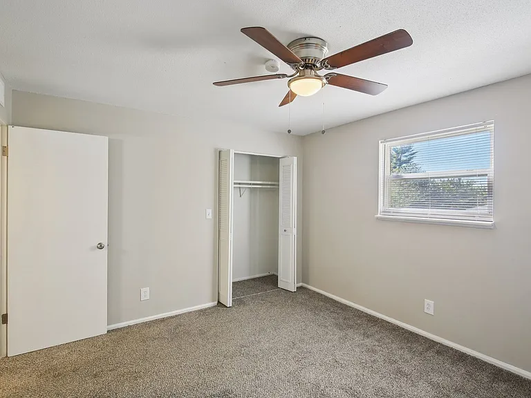 Mission Manor Apartments — Photo 12