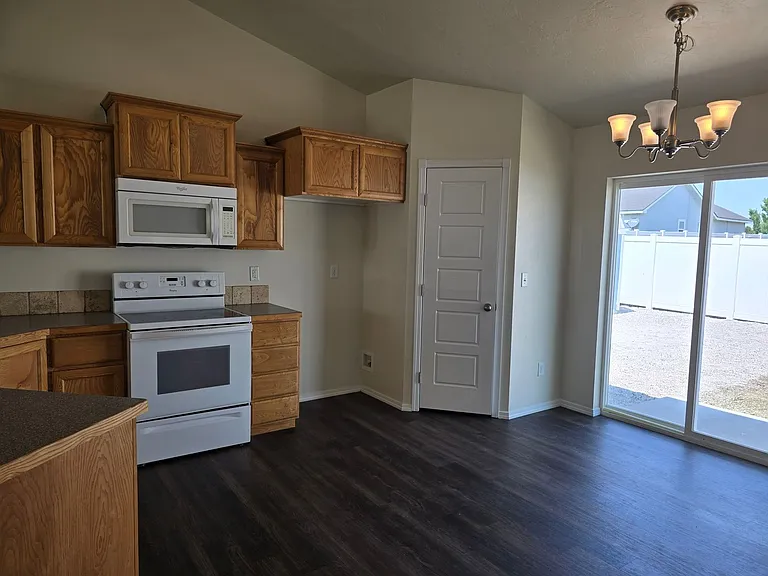 649 Clinton Dr — Photo 5