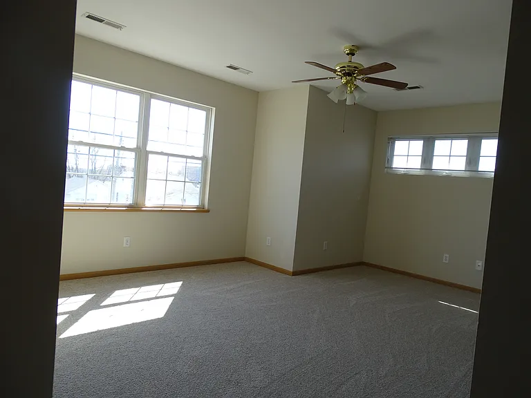 921 E Jefferson St — Photo 16