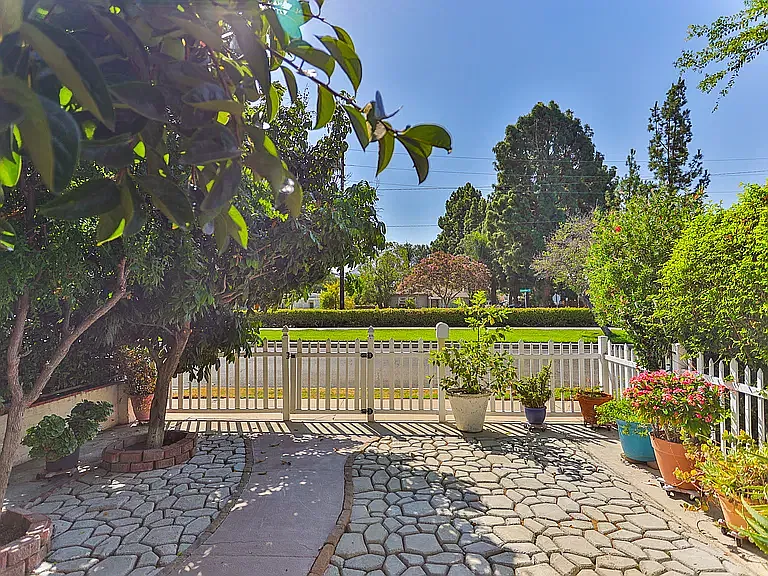 2 bed, 838 sqft, $3,850 — Photo 4