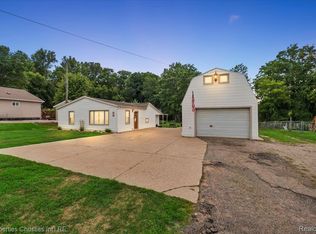 87 N Roslyn Rd, Waterford, MI 48328