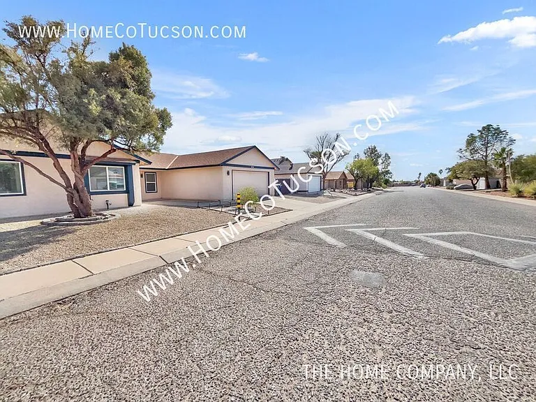 10002 E Stella Rd — Photo 2