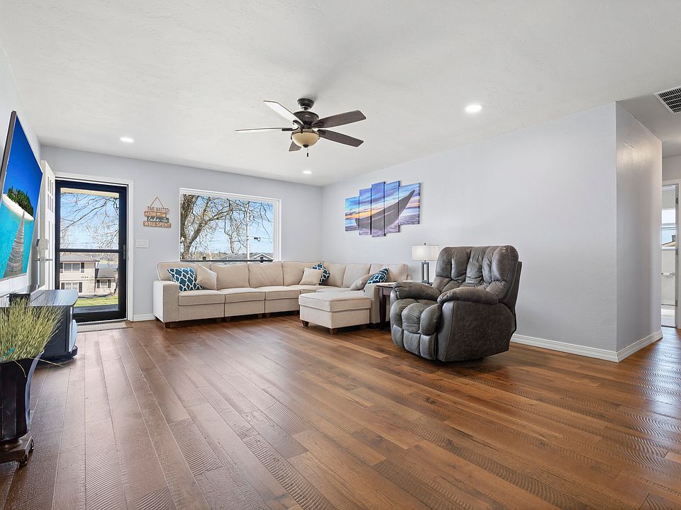 1029 Red Bud Dr, Grove, OK 74344 | MLS #26-728 | Zillow