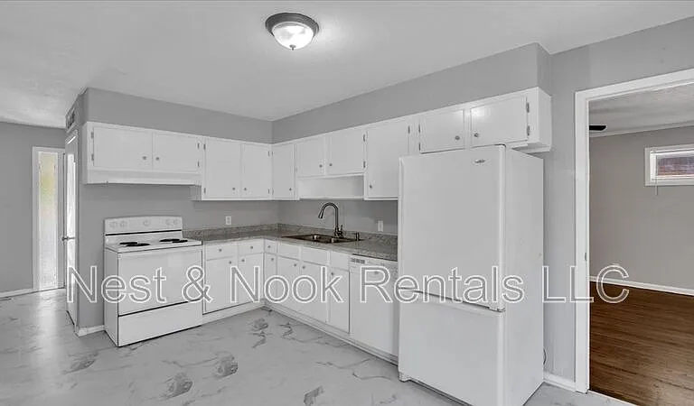 2923 S Irvington Ave — Photo 5